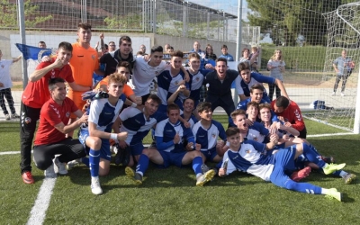 El Juvenil 'A' del Centre d'Esports va celebrar sobre la gespa d'Olímpia l'ascens a Lliga Nacional. | Roger Benet